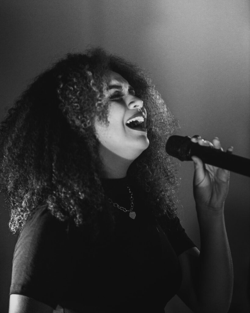 femme qui chante pendant un karaoke